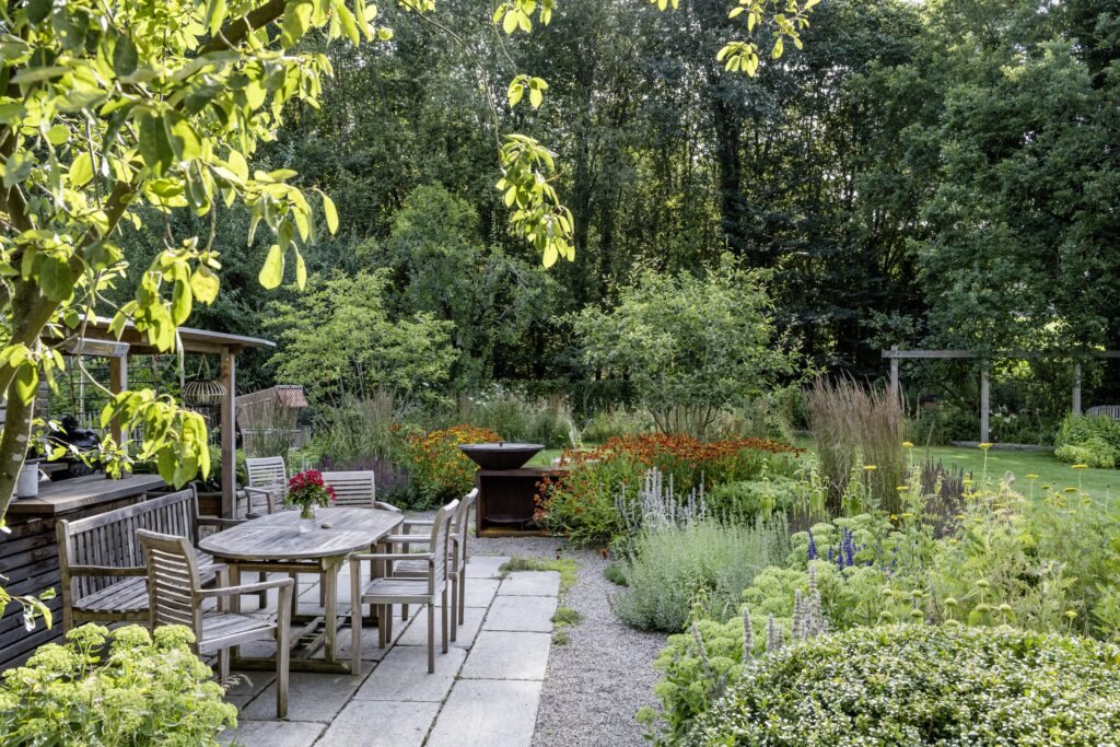 Rasen Beete Krustenplatten Aussenkueche Pergola Obstwiese Leben Sitzen Gaerten des Jahres