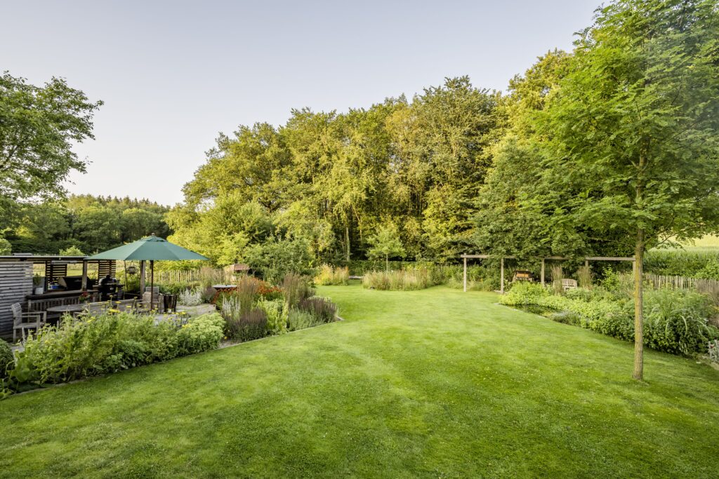 Robinie Rasen Beete Granitborde Aussenkueche Pergola Teich Obstwiese Gaerten des Jahres