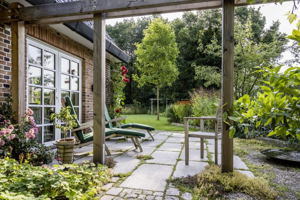 Robinie Rasen Beete Granitborde Krustenplatten Pergola Gaerten des Jahres