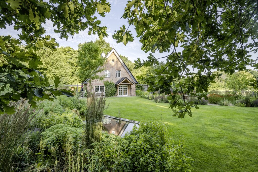 Robinie Rasen Beete Granitborde Reflektion Teich Obstwiese Gaerten des Jahres