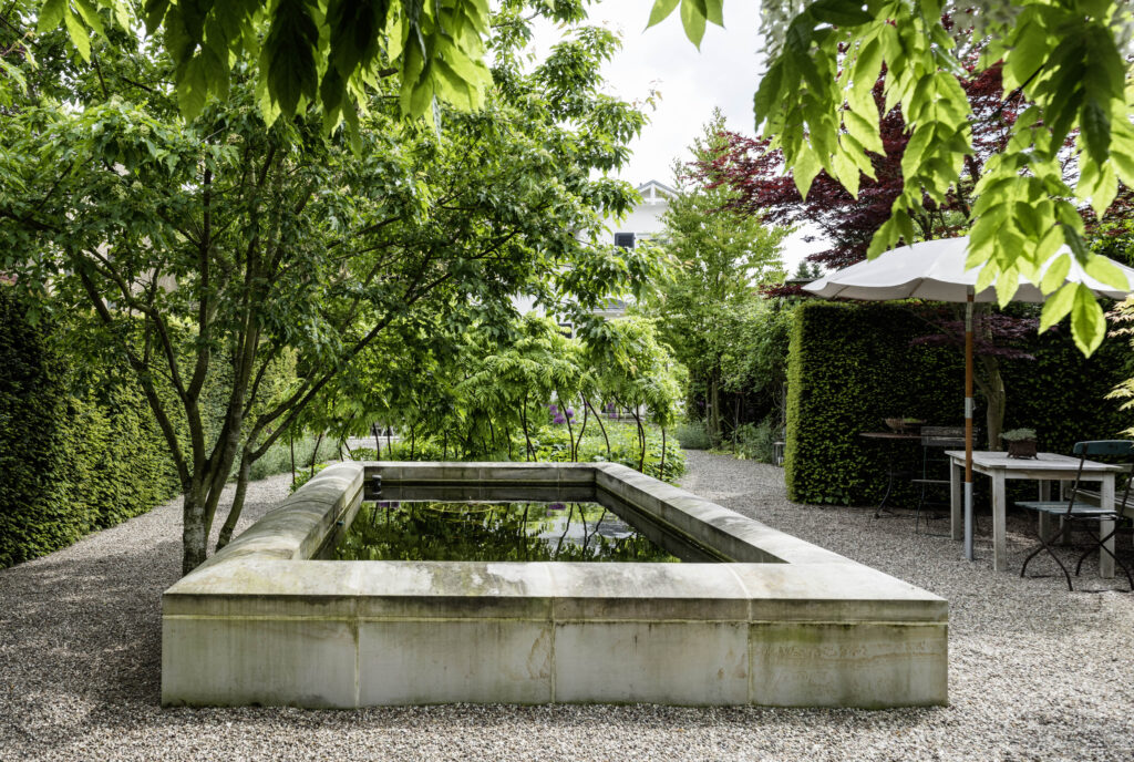 Stahlhalme Gartenraum Pflanzenzimmer Gärten des Jahres Sandstein Wasserbecken Feuerahorn