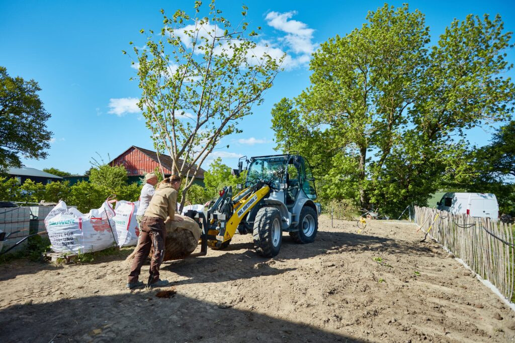 Gaerten von Hoerschelmann bei der Arbeit kunstvolle Gaerten aus einer Hand Gartenarchitekt Gartenbau grosse Pflanzen Fachleute Gartenkomponist active Soeren von Hoerschelmann 03