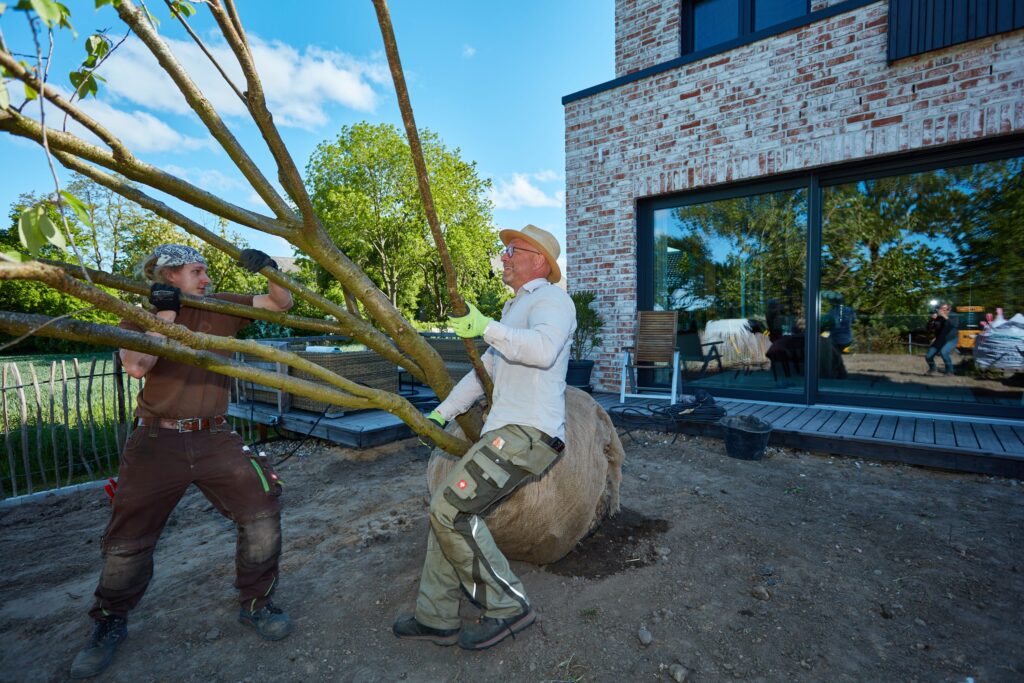 Gaerten von Hoerschelmann bei der Arbeit kunstvolle Gaerten aus einer Hand Gartenarchitekt Gartenbau grosse Pflanzen Fachleute Gartenkomponist active Soeren von Hoerschelmann