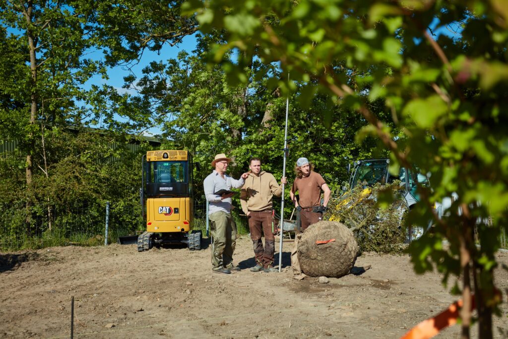 Gaerten von Hoerschelmann bei der Arbeit kunstvolle Gaerten aus einer Hand Gartenarchitekt Gartenbau grosse Pflanzen Fachleute Gartenkomponist kompetentes Team Besprechung